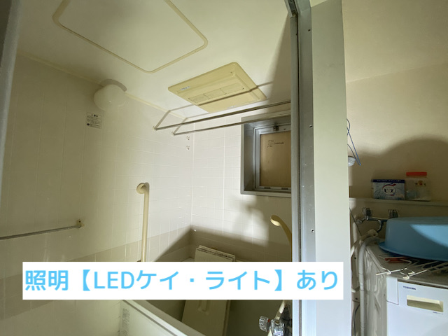 照明器具ハタヤリミテッドの【LEDケイ・ライト】を使ったときの明るい浴室画像