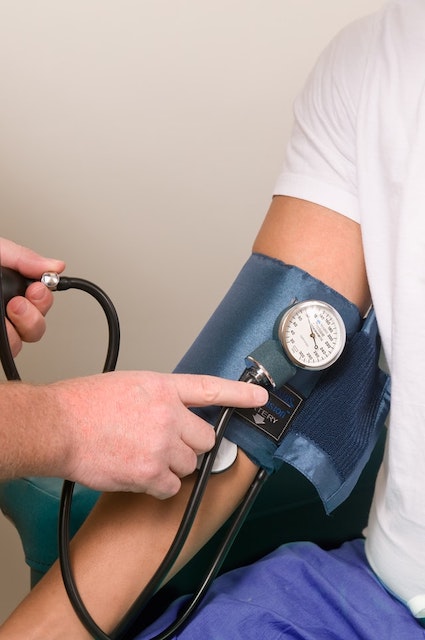 血圧を測って いる画像