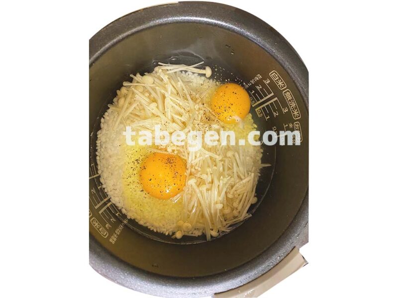 お米と水を炊飯器内釜にセットした上に、卵・えのきだけを入れた画像